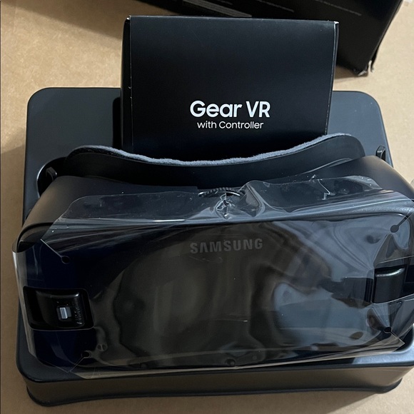 Samsung Gear VR Headset with Controller - Dark Gray - Picture 7 of 16